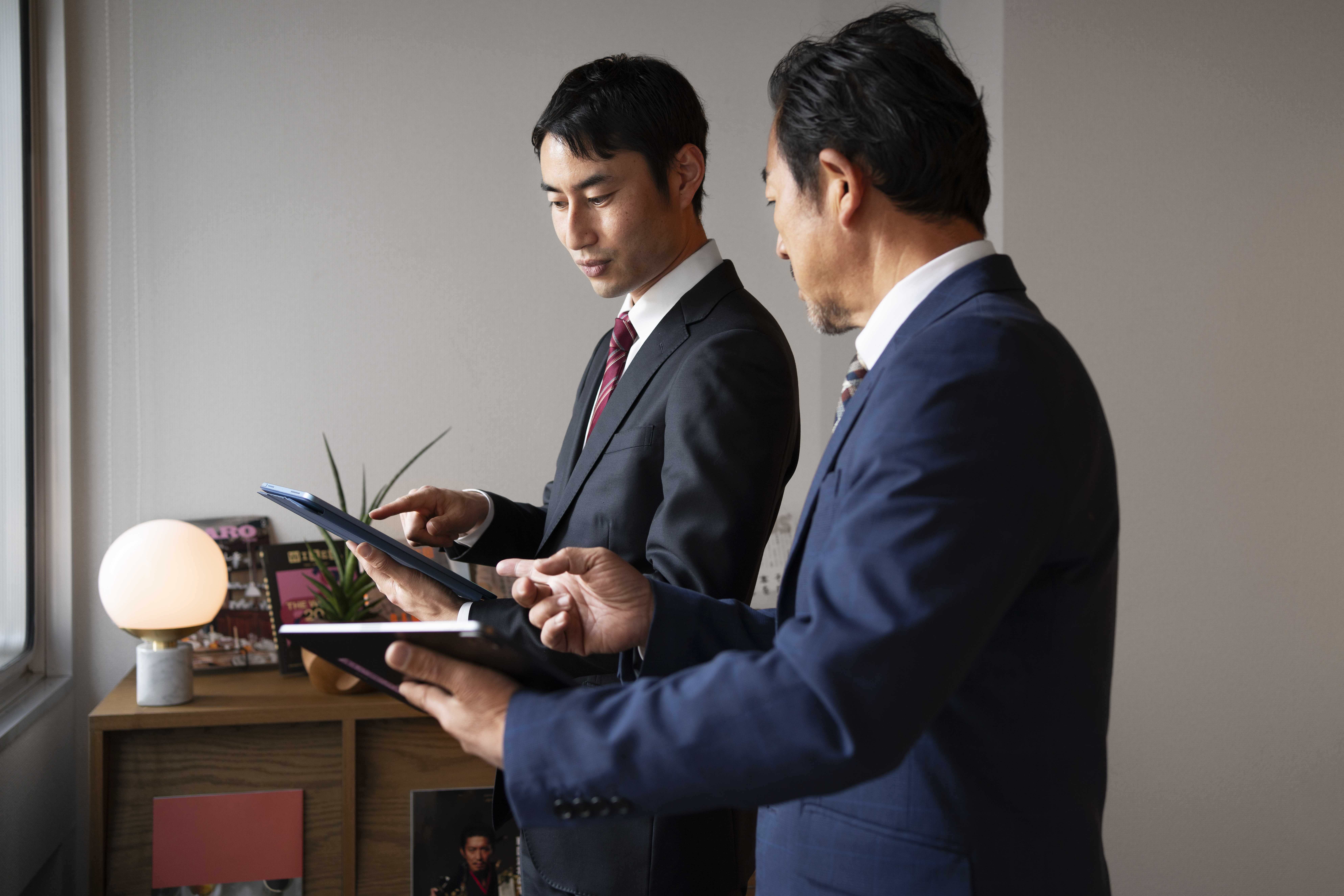 ガバナンス戦略を協議するコンサルタント